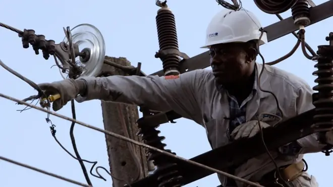 Nigerian Electricity Workers Suspend Strike After Minister’s Intervention