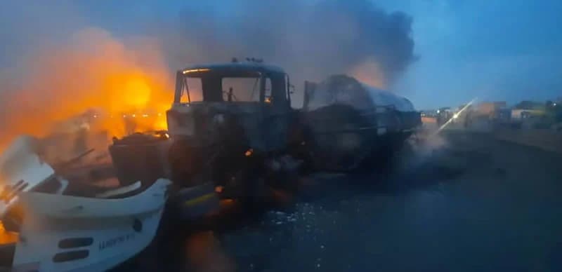 Gridlock As Fire Razes Truck On Lagos-Ibadan Ibadan Expressway