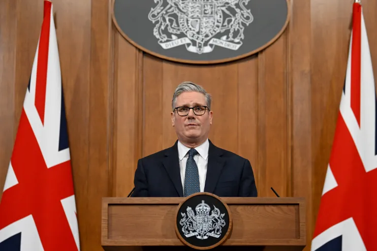 Starmer Faces Pressure Over US Use of UK Bases Amid Rising Iran Tensions