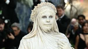 PHOTOS ; Heidi Klum Stuns as ‘Veiled Vestal’ Sculpture at Met Gala 2026