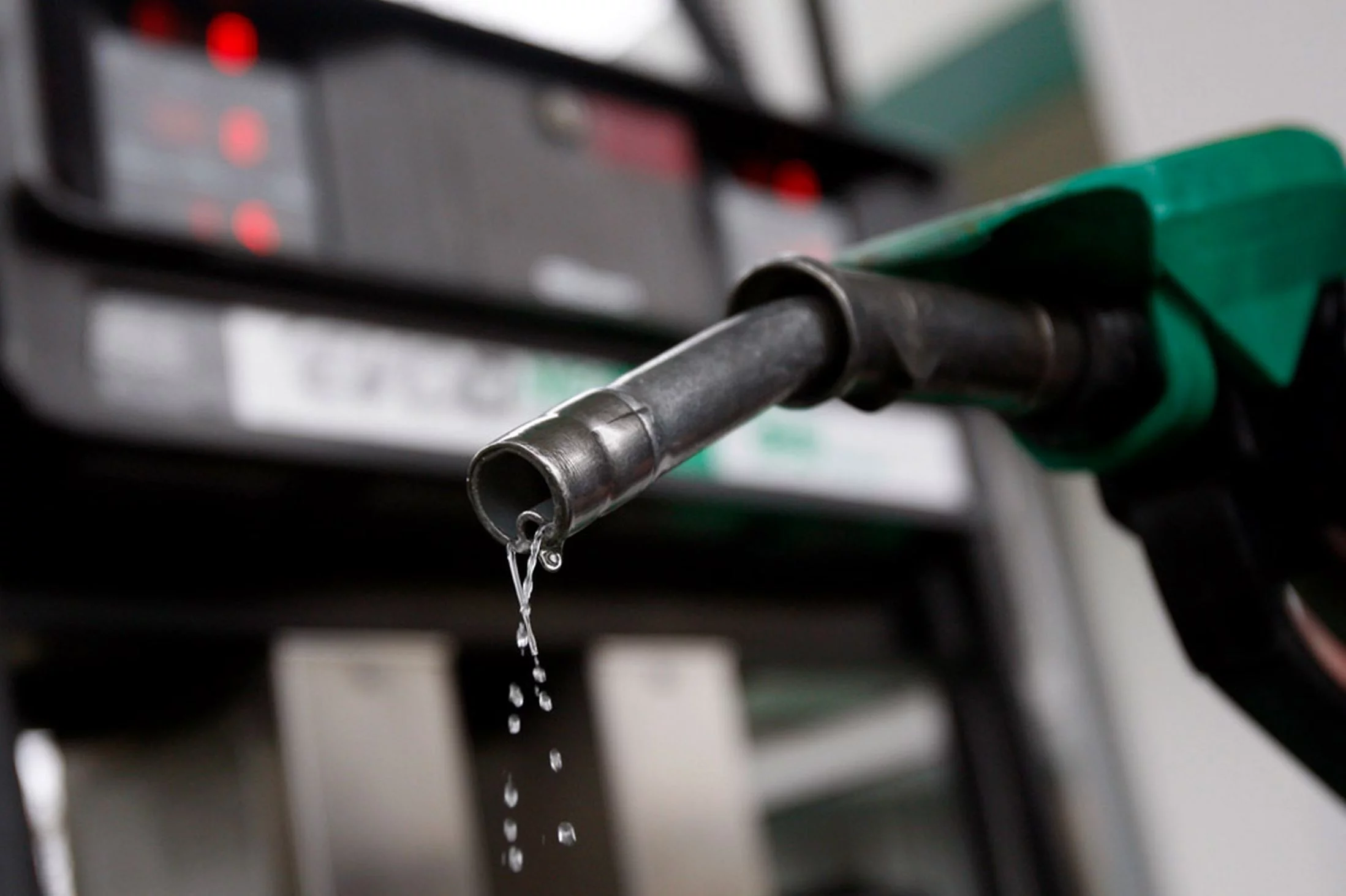 FG urges marketers to cut petrol prices as global crude oil prices decline